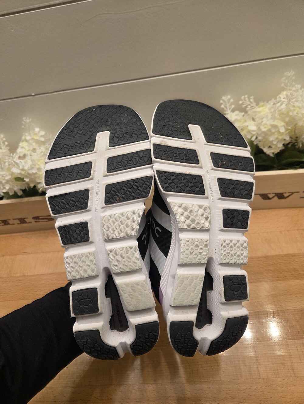 On Running Cloudrunner Sneakers Heron/Black/White Women's Size 8 - Picture 9 of 9